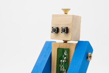 Pequeño robot original hecho con madera y tornillos, aislado en blanco