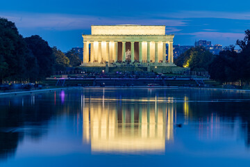 Illuminated Lincoln Memorial viewed across the pond at twilight - obrazy, fototapety, plakaty