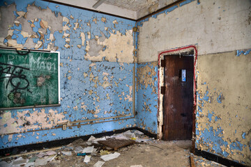 old rusty door, insane asylum, abandoned, new york - obrazy, fototapety, plakaty