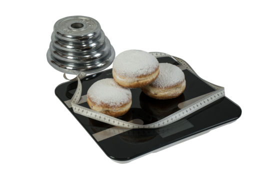 pączki z cukrem pudrem. Odważniki z siłowni do ćwiczenia. Bilans kaloryczny.