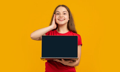 Naklejka premium happy kid with laptop on yellow background