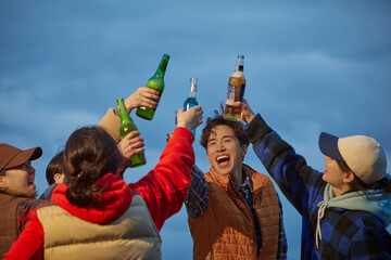맥주병을 들고 건배하는 친구들