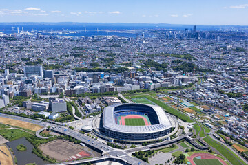 Fototapeta premium 横浜国際総合競技場・スタジアム上空より横浜みなとみらいを望む・2023撮影