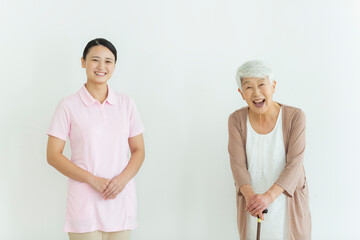 シニア女性と介護士