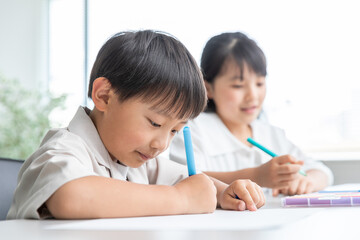 一生懸命勉強する子ども　child studying hard