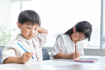 お絵描きを楽しむ子ども　child enjoying drawing