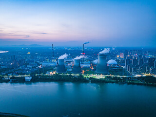 Obraz premium Thermal power plant night view, cooling tower