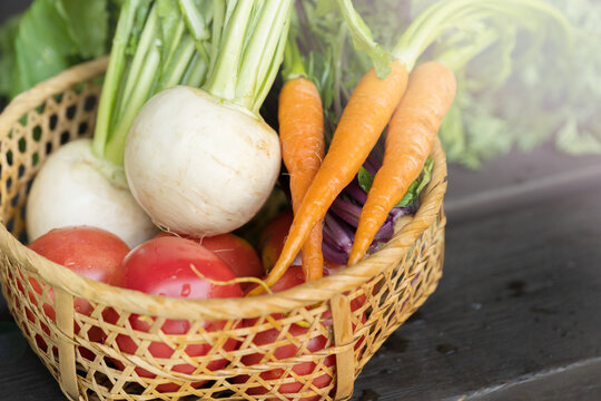 夏野菜や採れたて日本の新鮮野菜のイメージ　籠に野菜をいれてあるところ