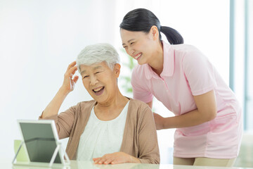 シニア女性と介護士