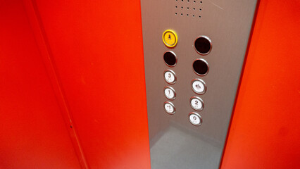 Pulsantiera di ascensore con pareti rosse