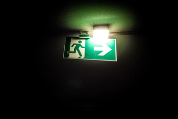 Simbolo uscita di emergenza, segnale di emergenza, ambiente poco illuminato