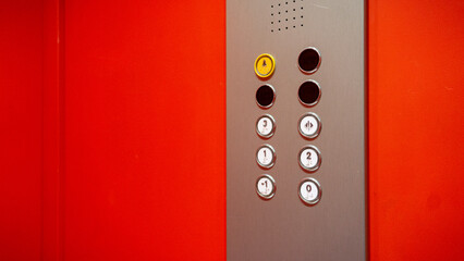 Pulsantiera di ascensore con pareti rosse - obrazy, fototapety, plakaty