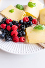 Low carb crispbread with old gouda cheese and fresh berries