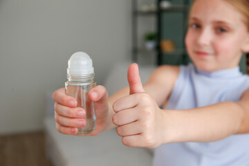 The child uses a ball deodorant. Sweat protection.