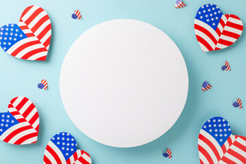 Obraz premium Celebrate Independence Day! Top-view shot of symbolic embellishments, American flag-themed hearts on a pastel blue surface with an empty circle for messages or promotions