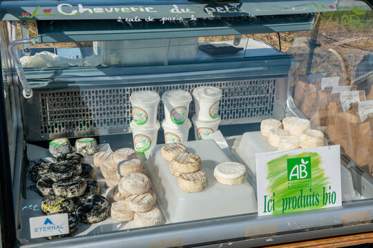 March&eacute; de producteurs Bio, vente directe, march&eacute; fermier. Fromages de ch&egrave;vre Bio dans une vitrine r&eacute;frig&eacute;r&eacute;e. Signal&eacute;tique Bio