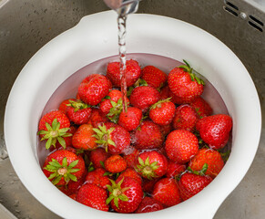 Mycie truskawek w dużej misce z sodą oczyszczoną 
