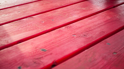 Suelo de tablones de madera pintadas de rojo en parque infantil
