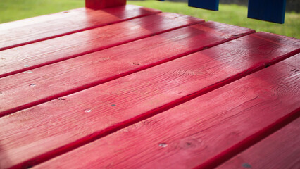 Suelo de tablones de madera pintadas de rojo en parque infantil © Darío Peña