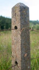 Bolardo de hormigón en valla de finca rural
