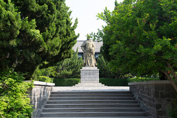 The statue of Qi Jiguang in Penglai Pavilion, Yantai, Shandong Province, in summer