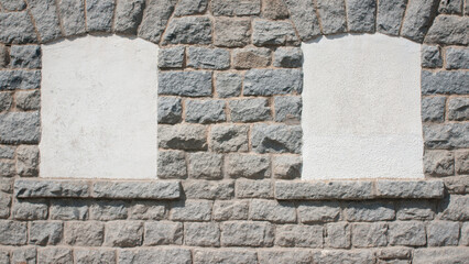 Ventanas tapiadas en pared de piedra
