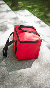 Peque&ntilde;a nevera roja de picnic