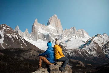 Crédence de cuisine en verre imprimé Fitz Roy Travelers couple in love enjoying the view of majestic Mount Fitz Roy - symbol of Patagonia, Argentina
