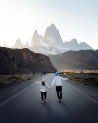 Photo sur Plexiglas Fitz Roy Travelers couple in love enjoying the view of majestic Mount Fitz Roy - symbol of Patagonia, Argentina