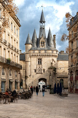 Porte Cailhau, Place du Palais à Bordeaux, France. - 611300869