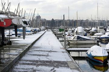 Les quais couverts de neige de la rade de Genève en hiver