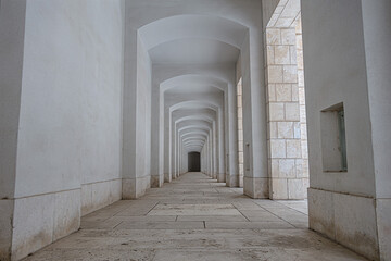 Obraz premium perspective view of corridor in an old stone building