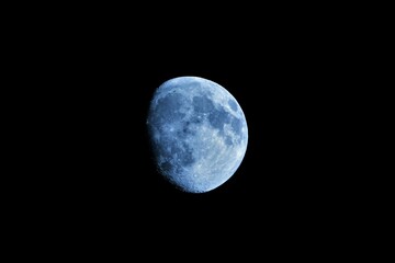 La lune en gros plan zoom avec effet couleur bleu électrique