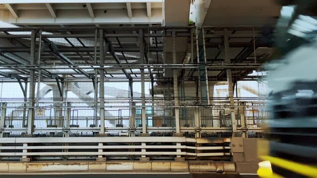 レインボーブリッジ　通過する自動車とゆりかもめ線
5倍速