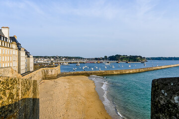 Saint-Malo, Stadtmauer, Festung, Wehrgang, Remparts, Le M&ocirc;le des Noires, Strand, Hafen, Altstadt, Altstadth&auml;user, Kosarenstadt, Sommer, Abendstimmung, Bretagne, Frankreich