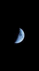 Zoom sur la lune, croissant de lune avec effet couleur bleu électrique