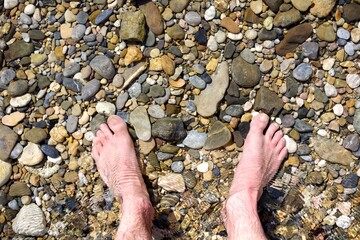 Pied plage de galet vacances