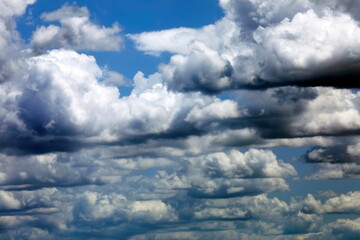 Fototapeta na wymiar Cielo nuvoloso prima del temporale