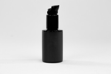 Obraz premium Product photo of a black bottle of natural cosmetics, on a white background