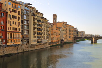 Scorcio del fiume Arno a Firenze con case tipiche. Di giorno e con cielo azzurro - obrazy, fototapety, plakaty