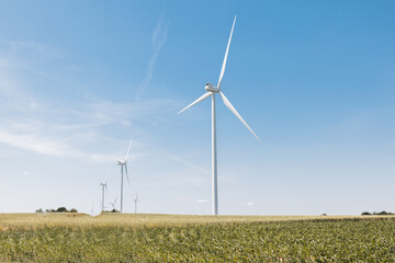 Vue d'un champ d'éolienne pour la production d'électricité verte et renouvelable installé dans...