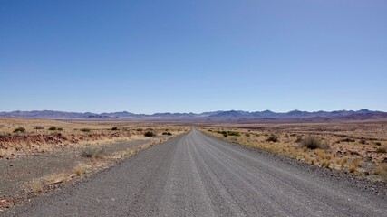 Unterwegs mit dem Wagen, Road Trip, Strasse bis zum Horizont, unendliche Weite, der Weg ist das Ziel