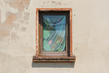 Zugehängtes Fenster in einem Wohnhaus - 611338683