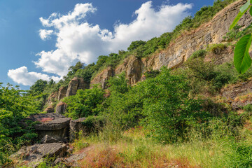 Felsenpfad in Nittel an der Mosel im Landkreis Trier, Rheinland-Pfalz - 611339073