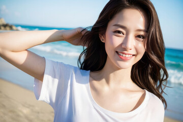 ビーチ・海辺で笑顔でカメラ目線の若い日本人女性(美人モデル) - obrazy, fototapety, plakaty