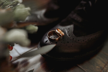 Morning groom and details, details of the groom brown. wedding details, gold wedding rings. Wedding accessories. Bouquet and accessories of bride and groom. Wedding details