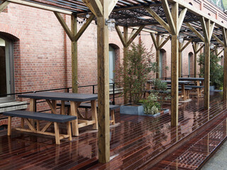 雨のおしゃれなカフェテラス