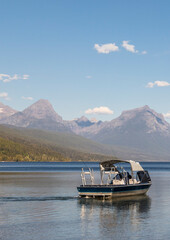 Take a small boat to admire the atmosphere of the lake behind the mountains for vacation