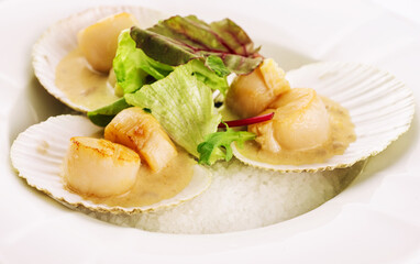 Seared scallops shell with butter and lettuce