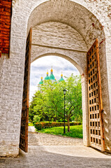 Fototapeta na wymiar View of the Assumption Cathedral through the arch of the gate of the artillery yard.